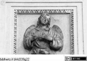 Apostel, Heilige, Evangelisten und Kirchenväter, Matthäus-Nische, Engel mit Krone