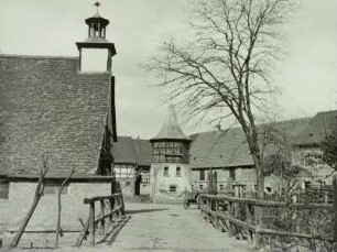 Berndorf-Hemmendorf, Blick über eine Holzbrücke in den Hof eines Gehöftes mit Taubenhaus