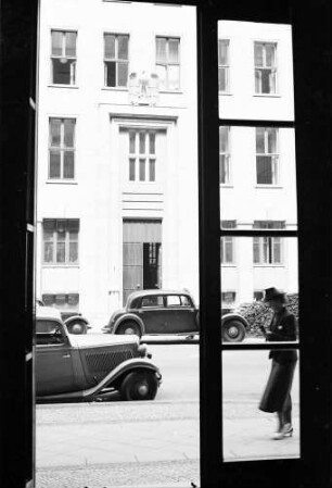 Berlin: [Mohrenstraße]; Neues Portal (Allianz-Neubau); Vordergrund Glastür