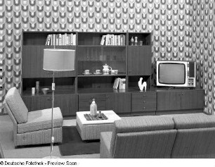 Anbauwand (Modell 72) : Wohnzimmermöbel. Anbauwand (1973; VEB Möbelkombinat Wi-We-Na). Ansicht mit Sitzgruppe und Hocker als Couchtisch