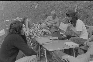Čičmany. Akt-Pleinair 1980. Roger Rössing (2. von links), Günter Rössler (2. von rechts) und Eva Mahn während einer Besprechung