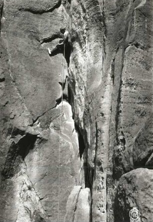 Sächsische Schweiz, Schrammsteine. Dreifingerturm. Seilschaft W. Schleiß im Einstiegsriß des Alten Weges (III)