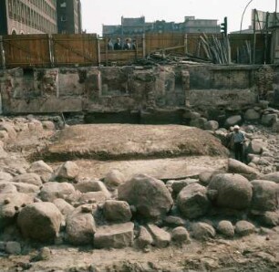 Hamburg. Ringmauer : Die 1963 entdeckte Ringmauer einer Bischofsburg, die überbaut, erhalten bleibt