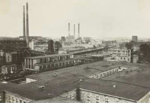Lauchhammer, Großkokerei, Blick auf die Werkanlage : Im Hintergrund das Kraftwerk (links) und eine Brikettfbrik (rechts), die als Zulieferungsbetrieb für die Großkokerei fungiert