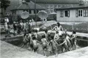 In Wasserbecken spielende Kinder im Kindergarten der Deutschen Reichsbahn Stendal