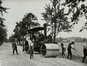Leipzig, Straßenbau : Leipzig. Straßenbau. Bauarbeiterkolonne beim Bau einer unbefestigten Fahrbahn mit Dampfwalze (Fa. Jacob & Becker)