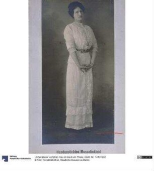 Frau in Kleid von Thiele