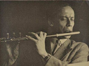 Emil Artin spielt Querflöte
