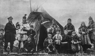 Gruppenportrait : Gruppenportrait, vermutlich einer Samischen Familie, vor einem Zelt