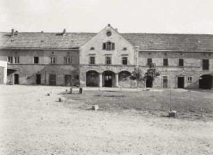 Brabschütz-Podemus, Podemuser Ring 1. Bauernhof (bez. 1793). Seitengebäude mit Kummethalle
