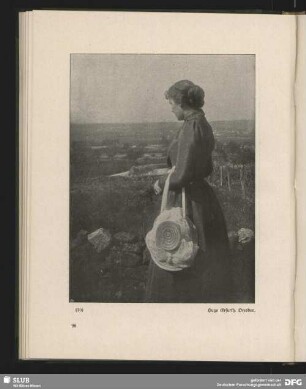 [Die Dame blickt über die Landschaft]