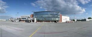 Dresden-Klotzsche, Flughafenstraße. Flughafen Dresden. Terminal. Ansicht der Nordseite über das Vorfeld