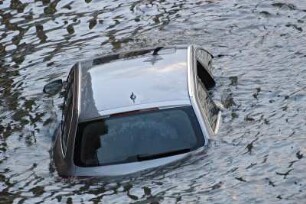 Der erste Herbststurm, Hochwasser in Hamburg am Fischmarkt. Dieser AUDI-Fahrer hat es versaeumt, seinen PKW rechtzeitig zu entfernen. 09.11.2007