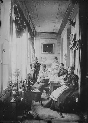 Familie Herrmann : Familie des Lehrers und Organisten Julius Herrmann auf der Veranda ihrer Wohnung am Ring in Guttentag (Dobrodzien/Polen), rechts: Otto Herrmann?