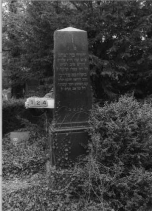 Grabstein 124 (Index: 100093814) Maße HxBxT: 237x72x39 cm Besonderheit: Doppelgrab für Eheleute: Grabstein 124
