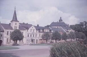 Frauenstein. Markt mit Rathaus, im Hintergrund das Schloss