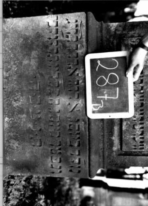Grabstein 287 (Index: 100112042) Material: Sandstein Zustand: gut Maße HxBxT: 193x72x31 cm Beschreibung: Stele, profilierter Sockel, giebelartiger Abschluß mit Verdachung, rechteckiges Schriftfeld eingetieft, oben mit rund eingezogenen Ecken Symbolik: segnende Hände, geknickte Rose: Grabstein 287B