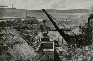 Bernsteintagebau Palmnicken (1913-1970) : Bernsteintagebau Palmnicken in Ostpreußen, Samland (Jantarny, Russland). Abraumgewinnung (Pleistozän) mit Hochlöffel-Dampfbagger und Kastenkippwagen der Grubenbahn