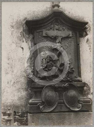 Grabmal an der Ostseite der katholischen Kirche Schömberg