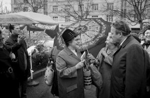 Marktgespräch von Bürgermeister Otto Dullenkopf im Rahmen des zweiten Wahlgangs zur Oberbürgermeisterwahl am 26. April 1970