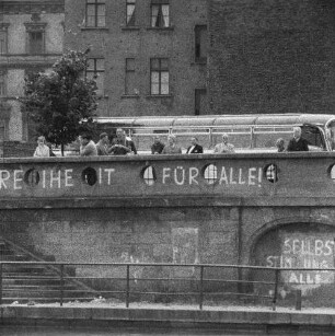 Berlin-Kreuzberg, Gröbenufer. Ufermauer der kanalisierten Spree, an der Brüstung Schriftzug "Freiheit für alle!"