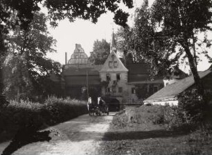 Windischleuba. Schloss (1301/1400 begonnen). Eingangsfront mit Hauptportal