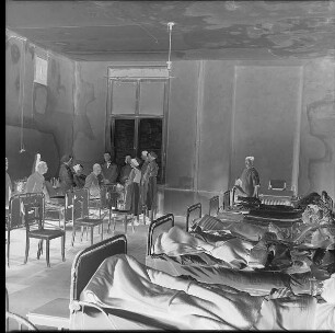 Berlin-Mitte. Charité. Krankensaal während einer Visite