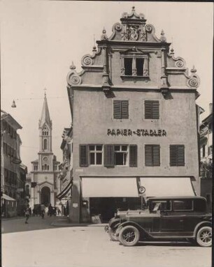 Konstanz am Bodensee. Das Haus 3 "Hohen Hafen", links evangelische Kirche : Konstanz am Bodensee. Haus "Zum Hohen Hafen" (1420), links: Lutherkirche
