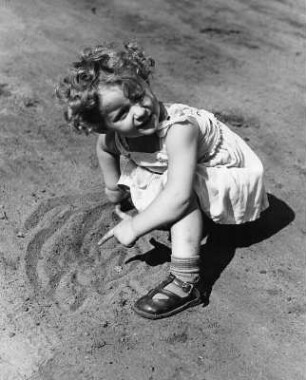 Kinderbilder. Kleines Mädchen, im Sand spielend