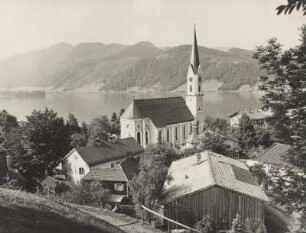 Schliersee (Oberbayern). Blick auf den Ort mit der, im frühen 18. Jahrhundert errichteten, katholischen Pfarrkirche St. Sixtus
