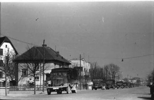 Bukarest: Lastwagenkolonne tief gesehen
