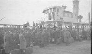 Selbstversenkung des Hochseepassagierdampfers "Columbus" am 19. Dezember 1939, während der Überführung von Besatzungsangehörigen vom Internierungslager auf Ellis Island in das Internierungslager auf Angel Island, Kalifornien, Umstieg vom Zug auf einen Dampfer