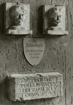 "Brüderköpfe", Wahrzeichen der Stadt Oschatz, vom Torschreiberhaus am Brüdertor und Inschriftstein vom Gefängnis ("Schwarzer Sack")