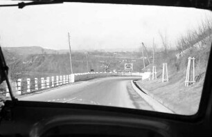 Ploesti: Straße Ploesti - Campina, Kurve aus dem Auto durch Scheibe