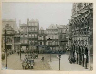 Foto des Aufmarschs der Wache auf dem Rathausplatz von Saint-Quentin