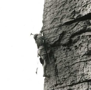 Sächsische Schweiz. Affensteine, Wolfsspitze. Bernd Arnold beim Schlagen des ersten Ringes an der Nordkante, Erstbegehung 4./5. August 1979
