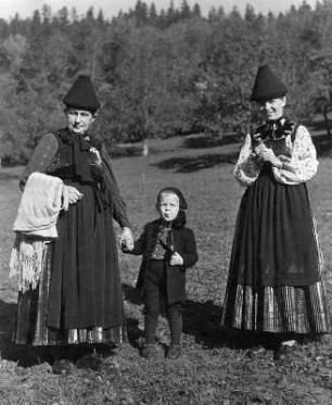 Bregenzer Wald, Volkstracht, Frauen mit den Spitzkappen in der Wäldler-Tracht
