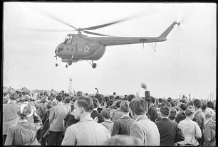 Landung eines sowj.Hubschraubers, 1960. SW-Foto © Kurt Schwarz.