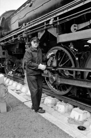 Schmalfeldt, Henning: Lokführer aus Ahrensburg bei seiner Arbeit an einer Oldtimer-Lokomotive, Baureihe 042 der Firma Borsig