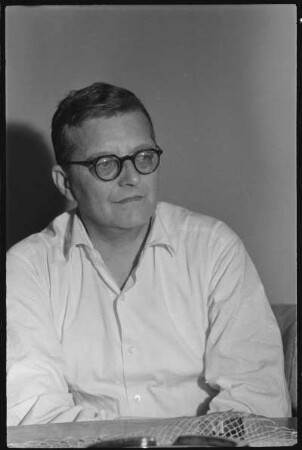 Porträt Dmitri Schostakowitsch (während seines mehrtägigen Aufenthalts in Dresden, um die Stätten der Dreharbeiten für den deutsch-sowjetischen Gemeinschaftsfilm "Fünf Tage - fünf Nächte" zu besuchen, zu dem er die Filmmusik komponiert hatte)