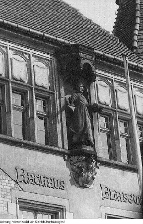Dresden-Blasewitz, Rathaus. Figur der Gustel von Blasewitz, Aufnahme 1951