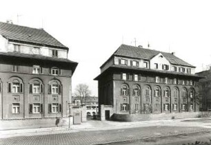 Dresden-Löbtau, Dölzschener Straße 17/19 und 21/23. Wohnhäuser (Johann-Meyer-Häuser) (1911; H. Erlwein). Straßenansicht mit Haupteingangs-Toranlage