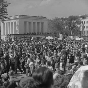 Demonstration zum Jahrestag der Befreiung von Faschismus am 9. September 1957 im Stadtzentrum Sofias