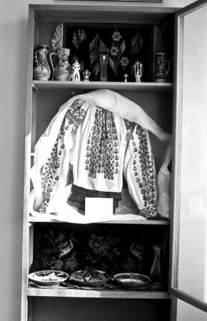Freiburg: Rumänisches Institut; Vitrine mit rumänischer Bluse und Keramik