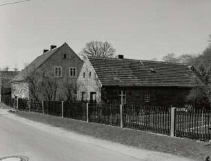 Bad Muskau-Berg, Schillerstraße 19, Gehöft, um 1910, Straßenansicht mit Einfriedung