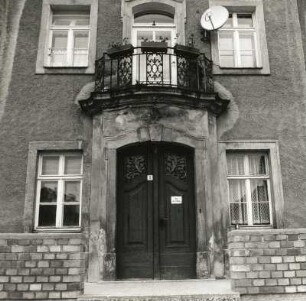 Plohn (Lengenfeld-Plohn). Gutshof (nach 1804). Herrenhaus. Portal