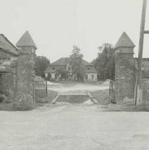 Peitz. Gutshaus Luisenruh : Peitz, Lindenstraße 2. Gutshaus Luisenruh (1776/1777). Blick von der Toranlage