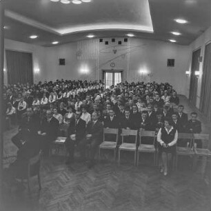 Jugendweihe Bautzen Kupferhammer : Bautzen. Jugendweihe 1965. Blick in den Saal mit Familien und Gästen der Jugendlichen