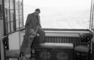 Leonberg: [Gerhart Herrmann] Mostar am Fenster seines Zimmers