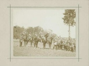 Ca. vierundzwanzig Offiziere teils zu Pferd, teils zu Fuss je in Uniform mit Pickelhaube auf dem Truppenübungsplatz Münsingen, 1900